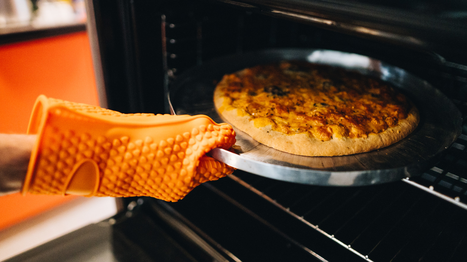 https://www.tastingtable.com/1543488/oven-mitts-mistake-wash/