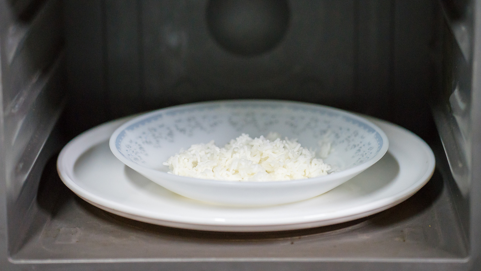 https://www.tastingtable.com/1493842/clean-microwave-with-rice-steam/