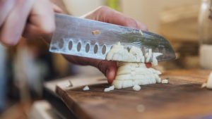 https://www.tastingtable.com/1463684/cut-onion-damp-paper-towel-prevents-watery-eyes/