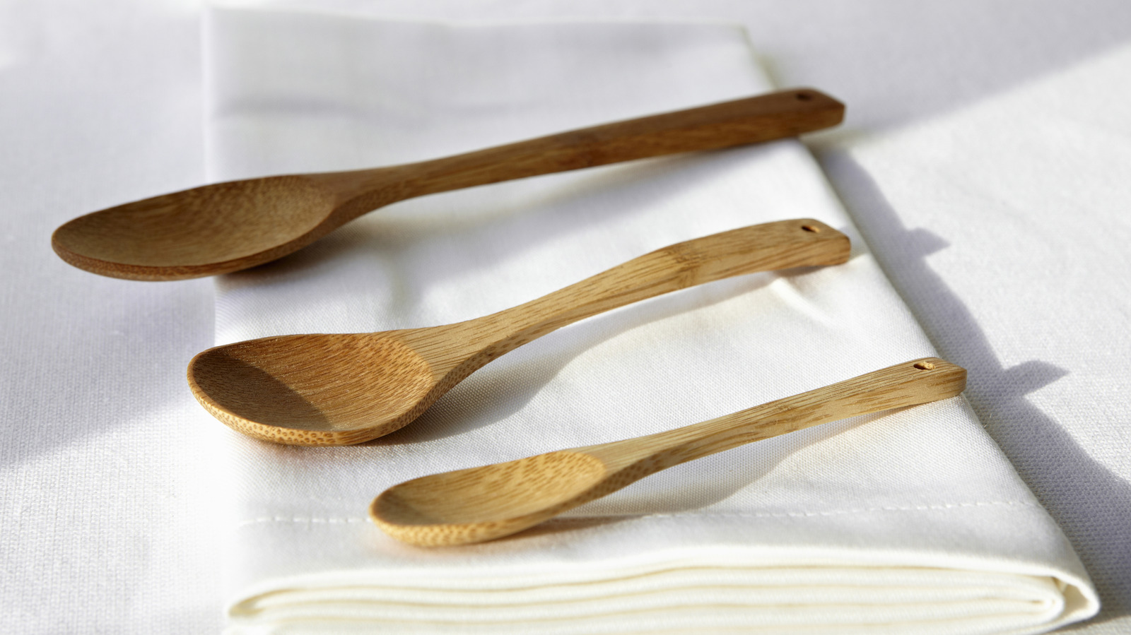 https://www.tastingtable.com/1386126/why-never-clean-wooden-spoons-boiling-water/