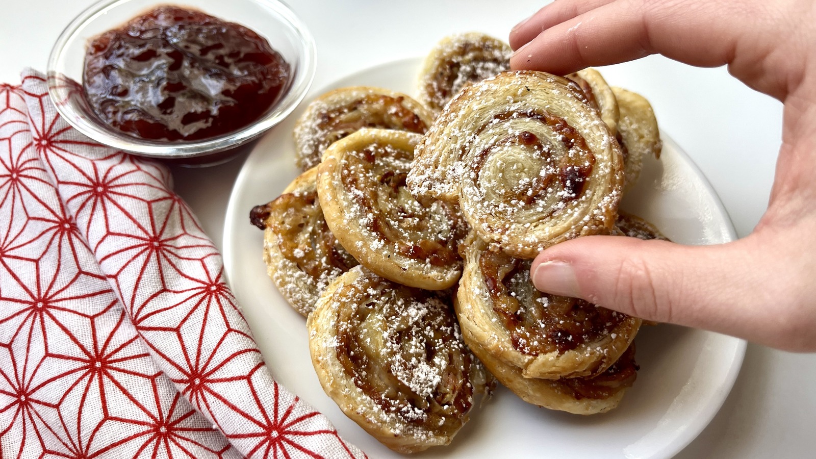 https://www.tastingtable.com/1580904/sweet-and-salty-monte-cristo-pinwheels-recipe/