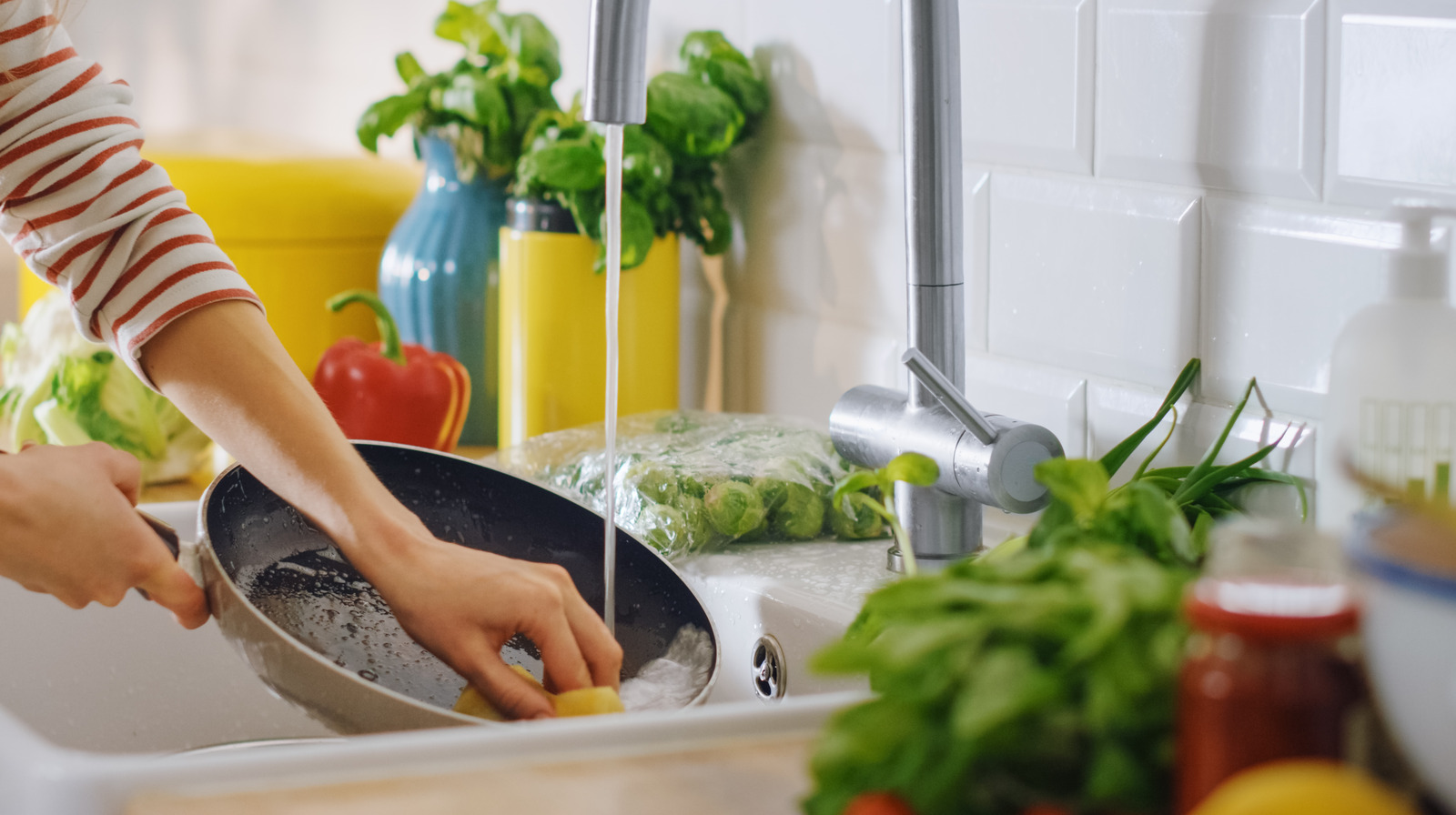 https://www.tastingtable.com/1590781/dont-wash-greasy-pans-hot-water/